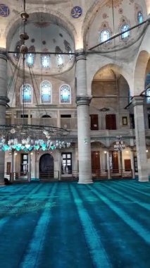 Hindi İstanbul 22 Aralık 2025. Ziyaretçiler, Sultan Camii 'ndeki geniş ve güzel aydınlatılmış camiye hayran..