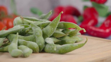 Tahta Kesme Tahtasında Taze Donmuş Edamame Kapsülleri.