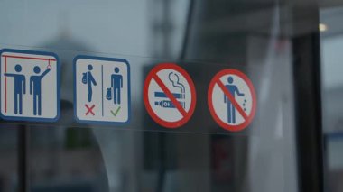 Nakliye istasyonunda davranışlar ve sigara içme kuralları gösterilir.