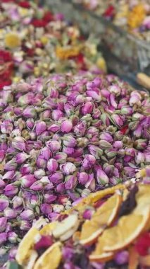 Marketteki Kurutulmuş Güllerin ve Bitkilerin Yakın Çekimi.