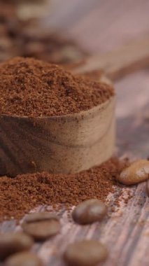 Kahve telveleri ölçülür ve demlenmek için ahşap bir yüzeye yerleştirilir..