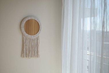 Perdenin yanındaki duvara kenarlı bir ayna yerleştirilir..