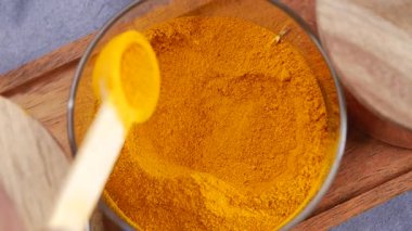 Zerdeçal tozu tepesinde kepçeyle bir kasede sergilenir..