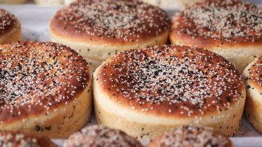 Susam tohumlu ekmeğin tadını çıkarın..