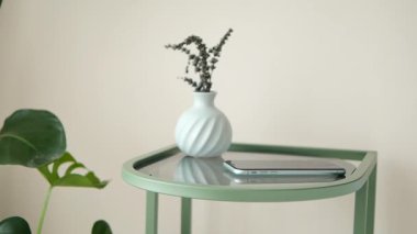 Modern Yan Masa 'dan El Telefonu Alma.