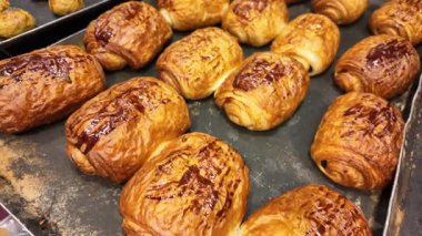 Sıcak hamur işleri fırından çıktı. Müşterilerin eğlenmesi için hazır..