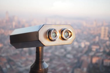 İnsanlar gün batımında şehrin altındaki görüş açısına bakıyorlar..