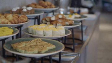 Bir kafede müşteriler için çeşitli hamur işleri ve abur cuburlar sergilenmektedir..