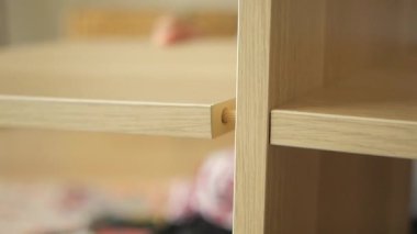 Oturma odasında basit adımlar ve aletlerle ahşap bir raf kuruyorum..