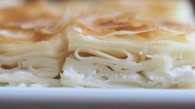 Tabaktaki Türk çöreğine yakın çekim .