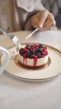 Çatal ve Bıçakla Böğürtlenli Peynirli Kek Yiyen Kişinin Yakın Çekimi.