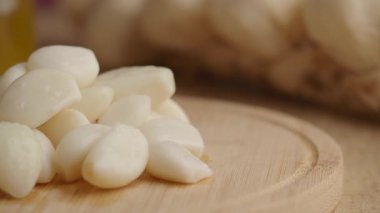 Bu yemek ve atıştırmalıklar için çiğ sarımsağın nasıl hazırlandığını gösteriyor..