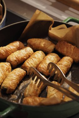 Öğlen saatlerinde mutfakta tavada ekmek pişirmek..