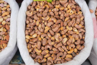 Bir markette kaju ve fındık dolu çantalar görülür..