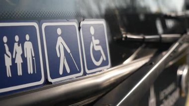 İşaretler, otobüsü kullanan kişiler için erişilebilirlik seçeneklerini gösteriyor.