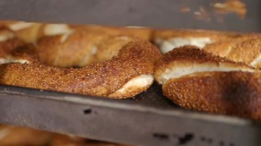 Susam Tohumlarıyla Taze Pişmiş Simit Bir Rafta.