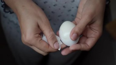 Haşlanmış yumurtayı kolayca ve çabucak mutfakta soymayı öğren..