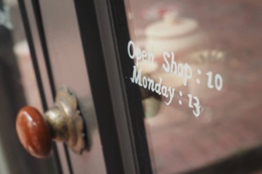 Pazartesi açılışı için ayrıntıları içeren mağaza saatlerini göster.