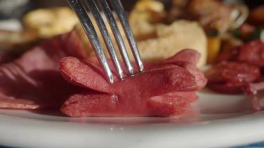 Kahvaltı tabağından yıldız şeklinde bir sosis çatallanıyor..