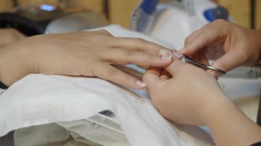 Bir insan bakımını düzenli bir şekilde yapmak için tırnak bakımı alır..