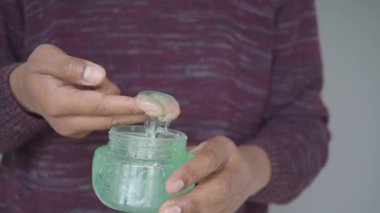 İnsan saç jölesi sürmeyi öğretir.