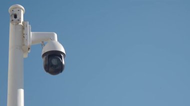 Gündüz vakti mavi bir arkaplan ile gökyüzünü gösteren bir kamera.