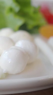 Tabaktaki Taze Beyaz Peynir Topları 'nın yakın çekimi. Türk peyniri..