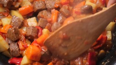 İçindekiler, sobanın tepsisinde birlikte pişirirken yumuşarlar..