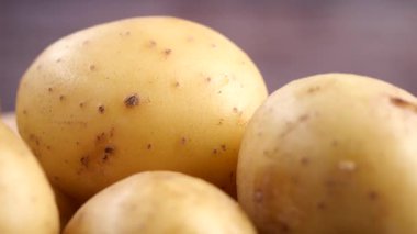 İnsanlar mutfakta yemek pişirmek için patates yıkıyor ve kesiyorlar..