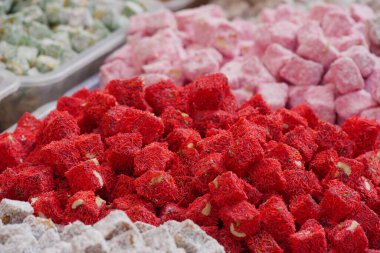 Öğleden sonra bir markette çeşitli tatlılar bir masada düzenlenir..