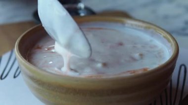 Kafede kaşıkla yoğurt çorbası içiyorum..