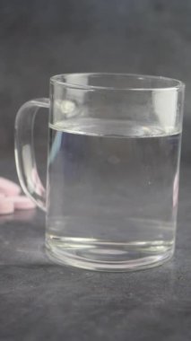 Pembe Fışkırtan Tablet Bir bardak suda çözünüyor.