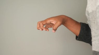 Tarafsız Bir Arkaplana Karşı Ayırt Edici Bir Harekette Yakın Çekim.