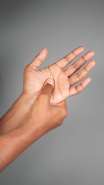 Eller gerginliği azaltmak ve esnekliği artırmak için esneme hareketleri yapar..