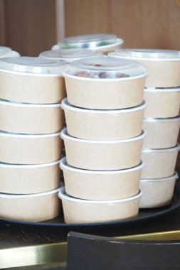 Konteynırlar bir tepside, kafedeki müşteriler için hazır..