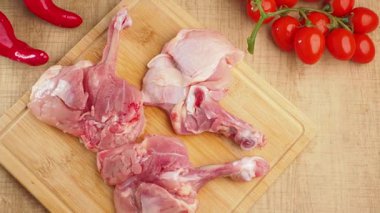 Taze sebze ve baharatla tavuk bacağı nasıl hazırlanır?.