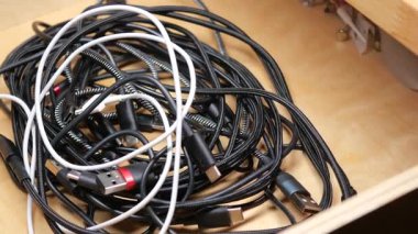 Kablolar kolay erişim için bir depo çekmecesinde düzenlenir..