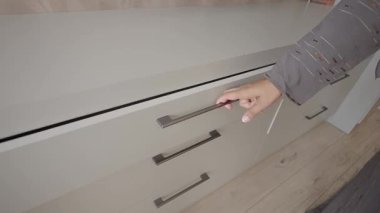 Bir el, modern depo tasarımını gösteren bir çekmece açıyor..