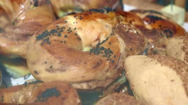 Müşteriler fırında çeşitli ekmek ve hamur işi seçeneklerinin tadını çıkarıyorlar..