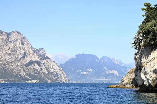 Garda Gölü Manzarası Malcesine Den Garda Gölü Nün Kuzeyindeki Manzara — Stok fotoğraf