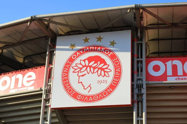 Olympiacos 'un arması Karaiskakis Stadyumu' nu süslüyor. Olympiacos, Yunanistan 'ın Pire kentinde yer alan bir futbol takımıdır..