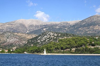 De Bosset Köprüsü. Argostoli Körfezi 'nden Yunanistan' ın Kefalonia adasındaki De Bosset Köprüsü 'ne doğru olan manzara. Köprünün yanında İngilizler tarafından burada kalışlarını anmak için yapılmış taş bir dikilitaş var..