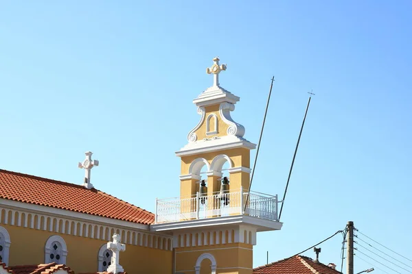 Panagia Sissiotissa Kilisesi. Yunanistan 'ın Kefalonia Adası' ndaki Argostoli 'deki Panagia Sissiotissa Kilisesi' nin çan kulesinin manzarası. Kilise bir Yunan Ortodoks kilisesidir..