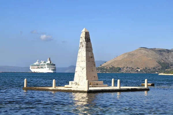ケファロニア島のアルゴストリ湾の記念碑の外の景色 背景にはロイヤル カリブ海のクルーズ船が描かれています — ストック写真