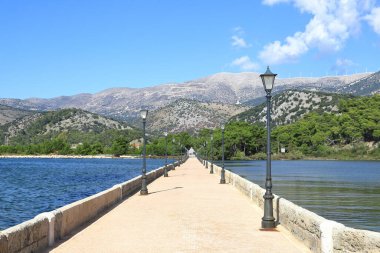 De Bosset Köprüsü. Yunanistan 'ın Kefalonia adasındaki De Bosset Köprüsü (eski adıyla Drapano Köprüsü) manzarası. Köprü, Argostoli 'deki Koutavos Gölünü kapsar..