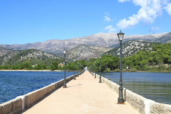 De Bosset Köprüsü. Yunanistan 'ın Kefalonia adasındaki De Bosset Köprüsü (eski adıyla Drapano Köprüsü) manzarası. Köprü, Argostoli 'deki Koutavos Gölünü kapsar..
