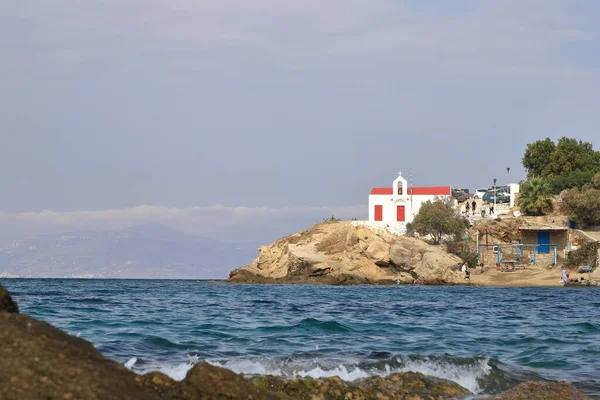 Widok Wybrzeże Greckiej Wyspy Mykonos Kościół Agios Haralampos Widać Tle — Zdjęcie stockowe
