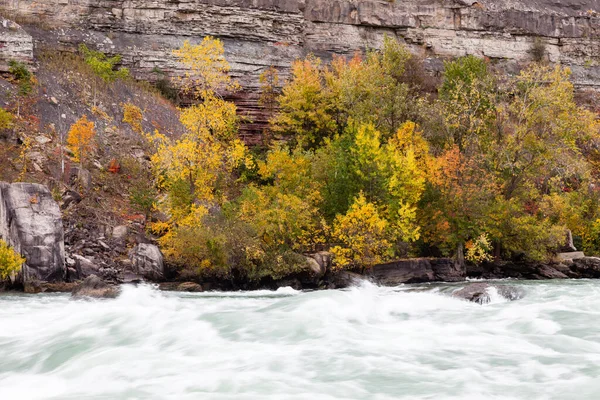 Uma Longa Exposição Corredeiras Fluindo Através Niagara Gorge Canadá Corredeiras — Fotografia de Stock