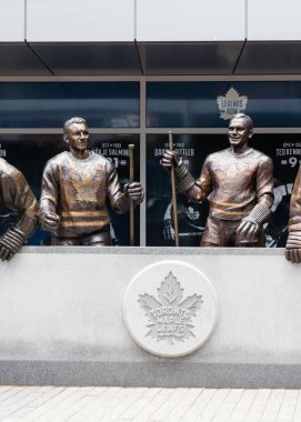 Toronto Maple Leafs 'in buz hokeyi oyuncularının heykelleri Air Canada Center' ın önünde resmedildi. Merkeze Scotiabank Arena adı verildi..