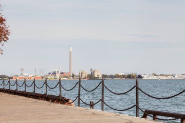 Toronto Rıhtımı. Kanada 'daki Toronto rıhtımından Ontario Gölü' nün karşısındaki manzara liman topraklarına bakıyor..